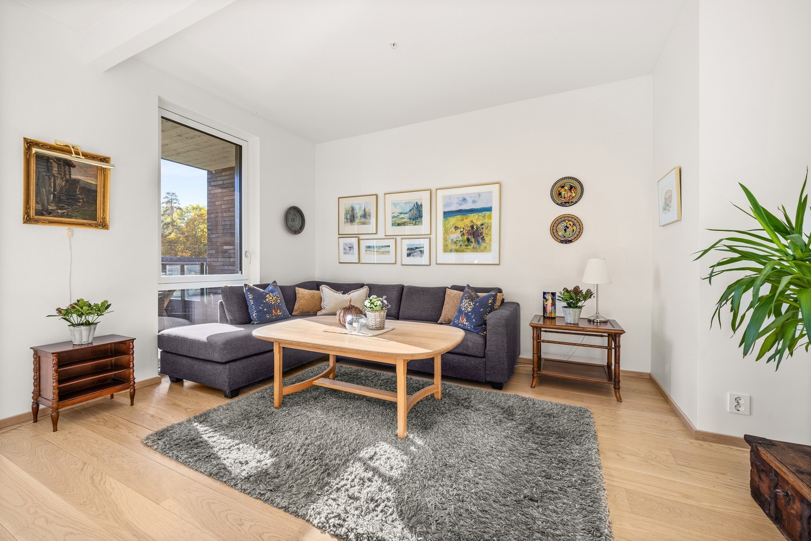 Leiligheten har en romslig stue med godt fordelte soner som gjør den enkel å møblere Galleribilde