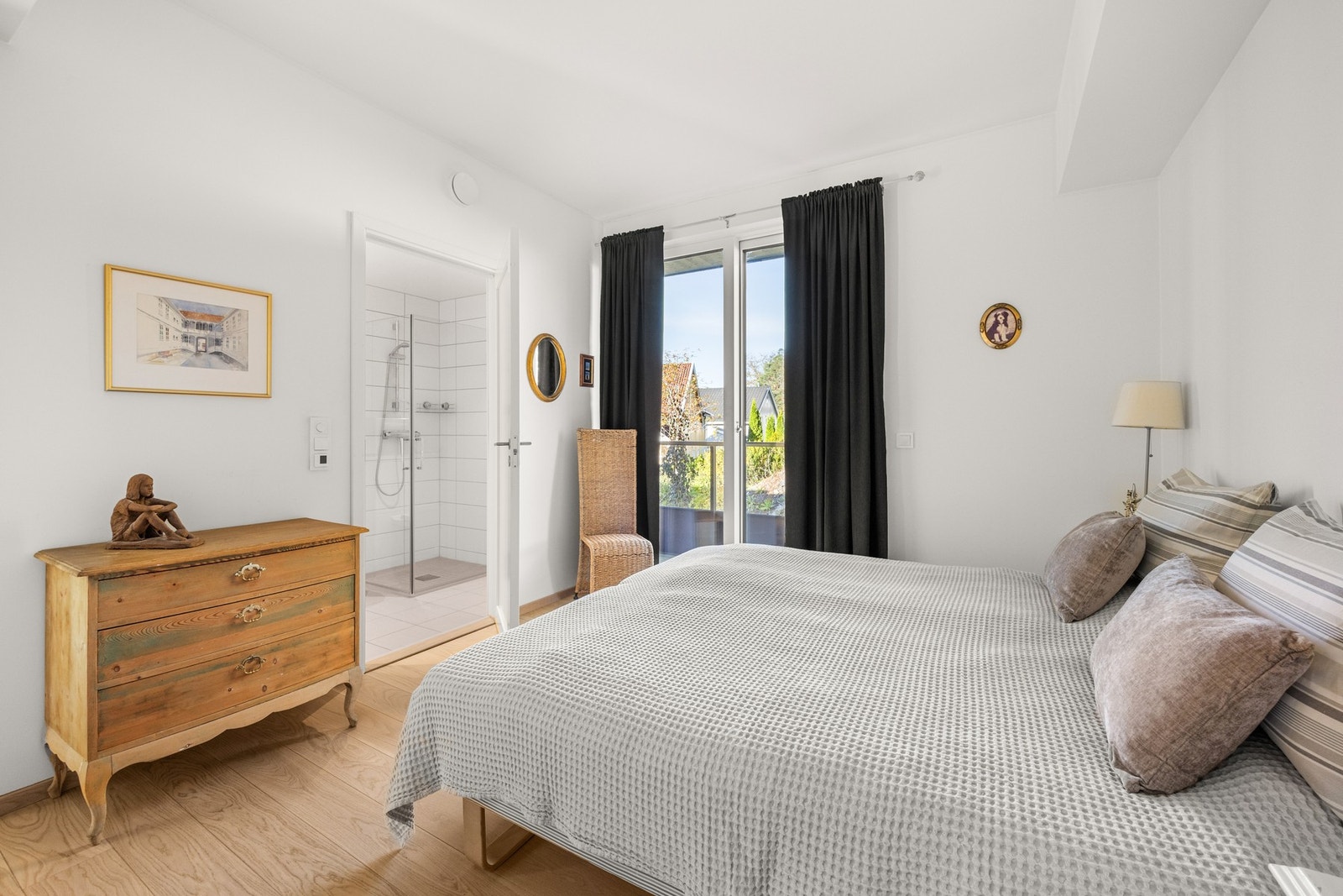 Hovedsoverommet byr på ekstra komfort med eget baderom og direkte adkomst til en privat balkong. Galleribilde