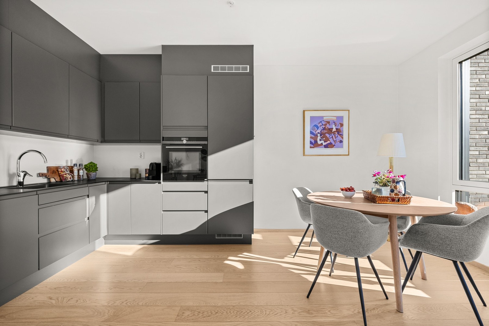 Fra spisestuedelen er det videre tilgang til boligens innholdsrike kjøkken. Galleribilde