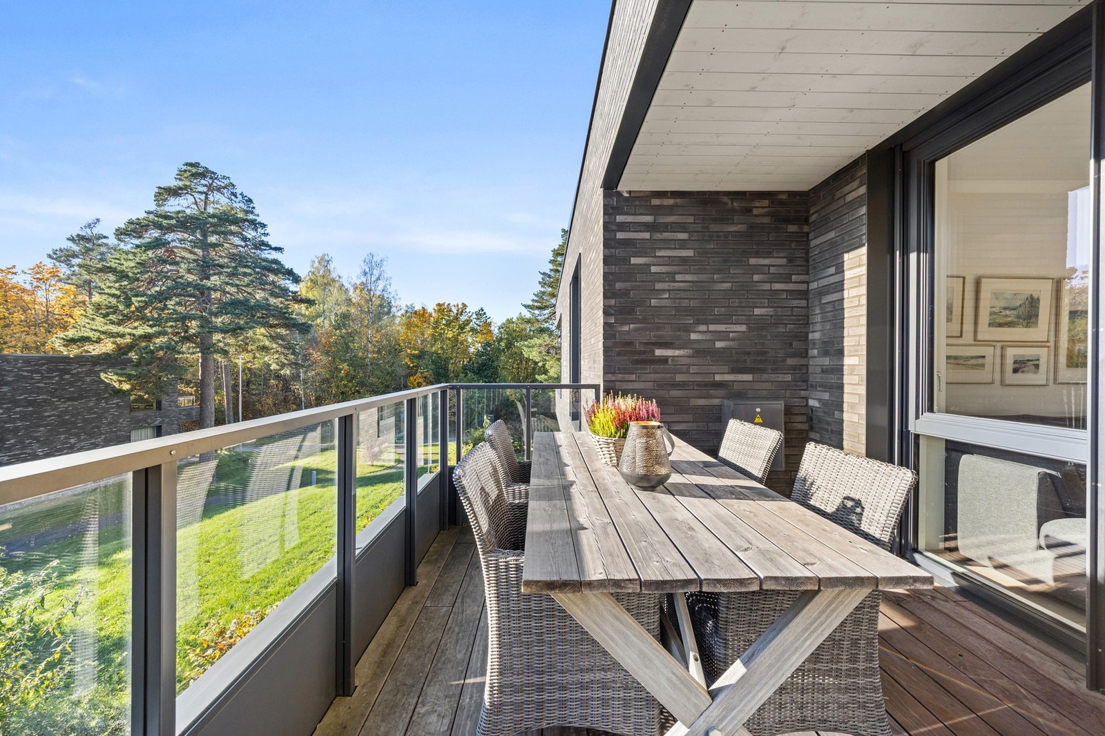 Fra stuen er det utgang til sørvendt balkong på hele 15 kvm Galleribilde