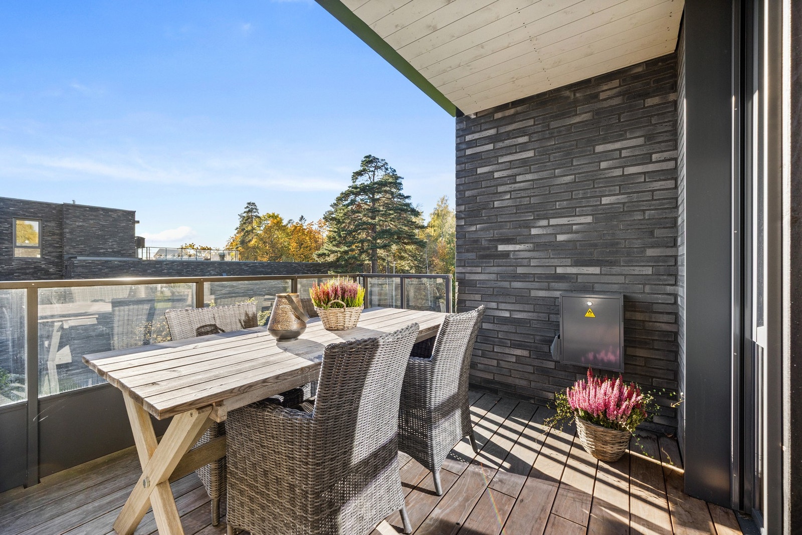 På balkongen er det god plass til sofagruppe, grill og dekorativ beplantning Galleribilde