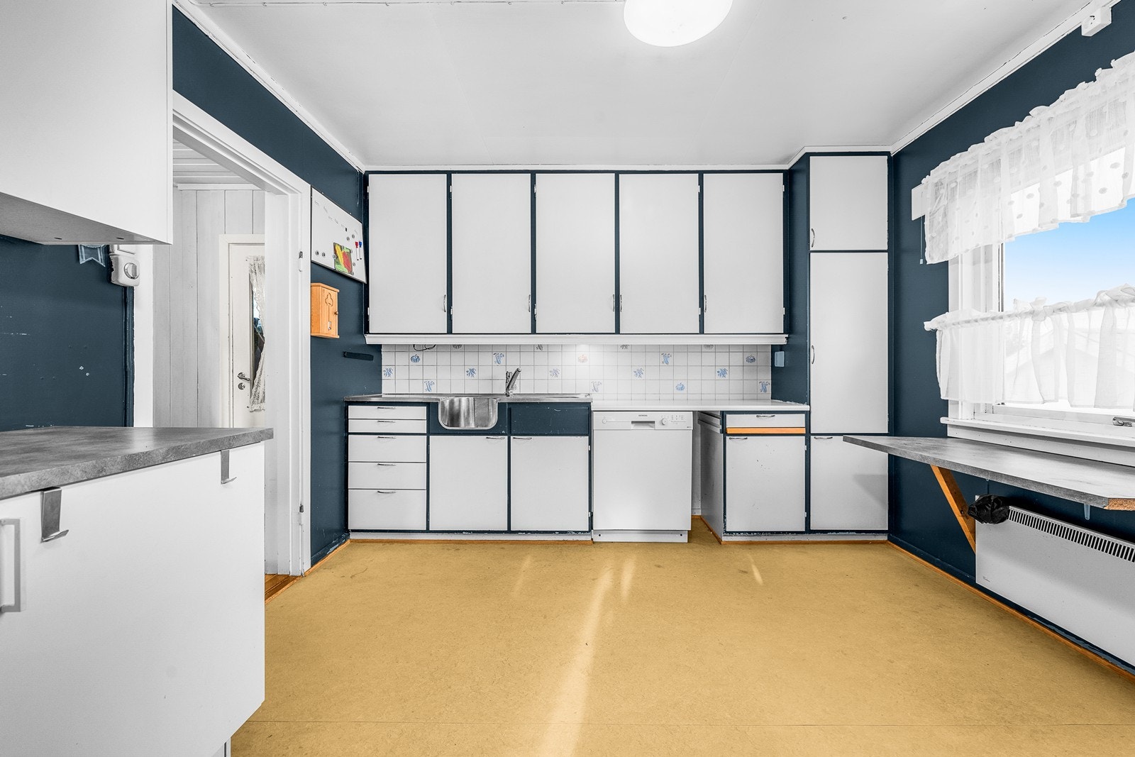 Kjøkkenet har rikelig med skapplass og det er plass for kjøkkenbord. Galleribilde