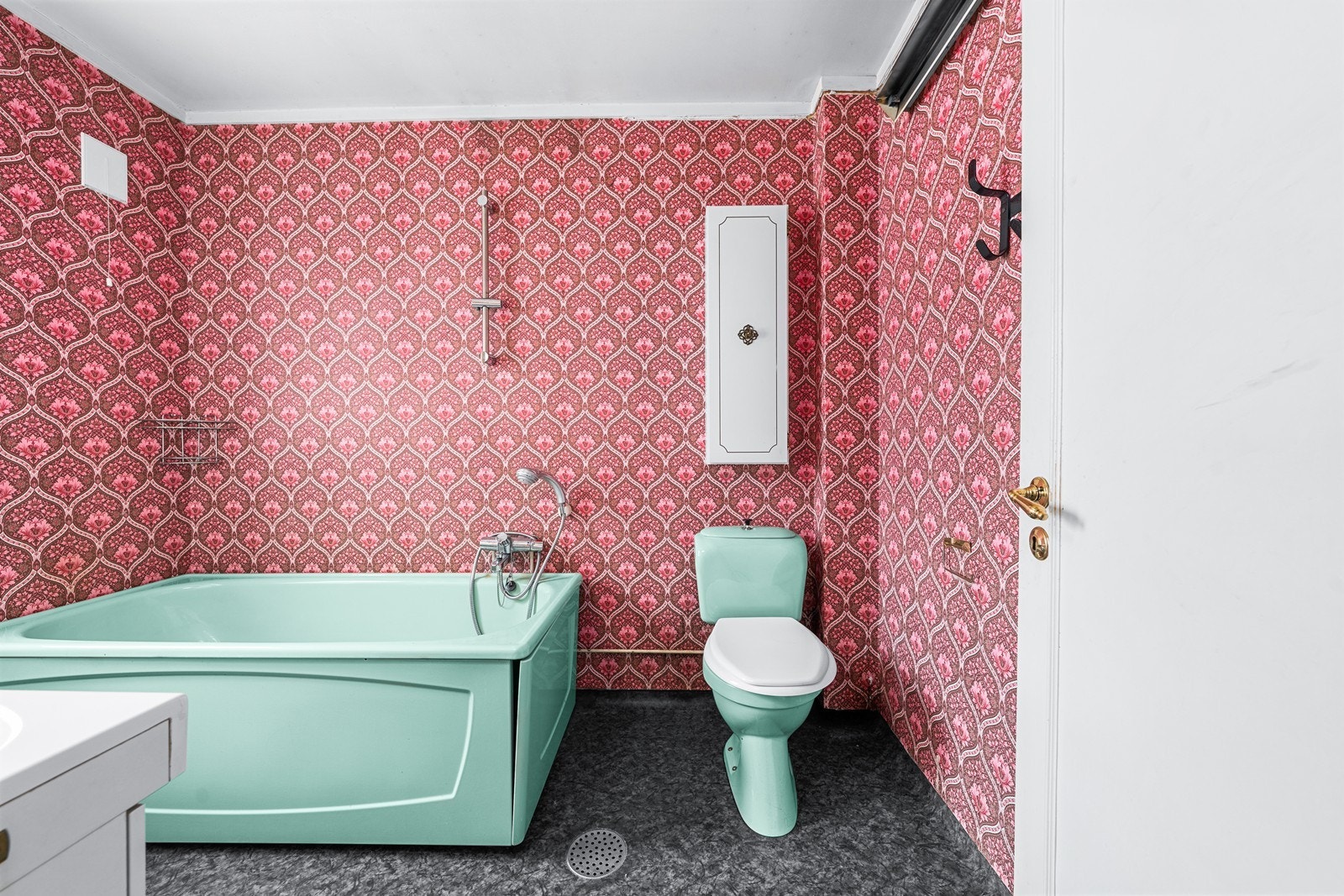 Baderommet er standardmessig utdatert, men slår det meste hva gjelder fargevalg. Galleribilde