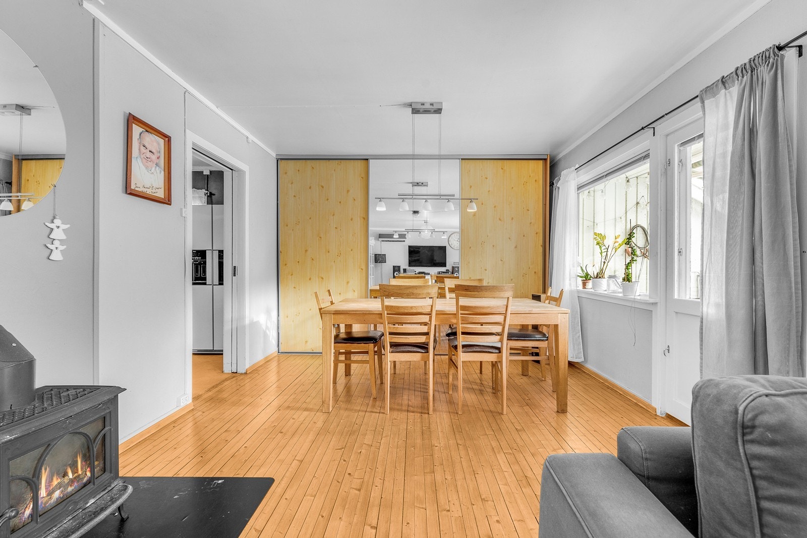 Fra spisestuen er det utgang til en fin og solrik uteplass. Galleribilde