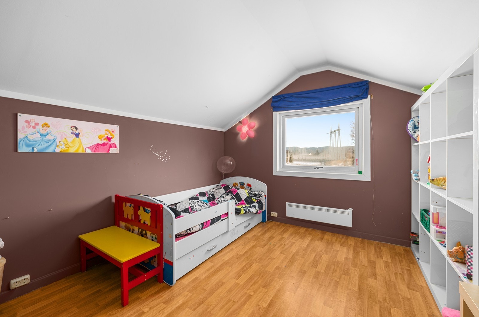 Loftsetasjen har to rom innredet som soverom. Innredning av loft er ikke søkt godkjent i kommunen. Galleribilde