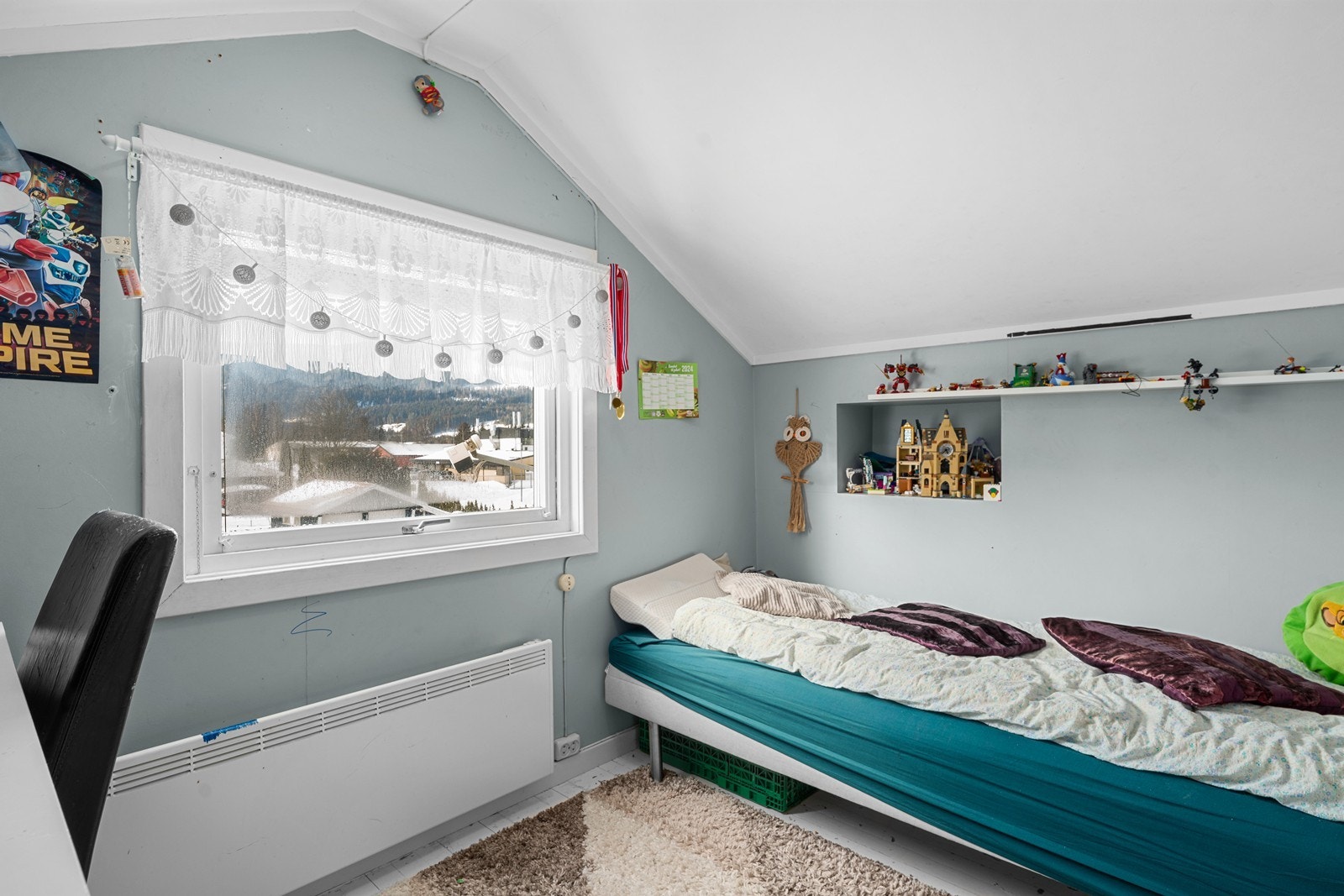 Fint utsyn fra vindu. Innredning av loft er ikke søkt godkjent i kommunen. Galleribilde