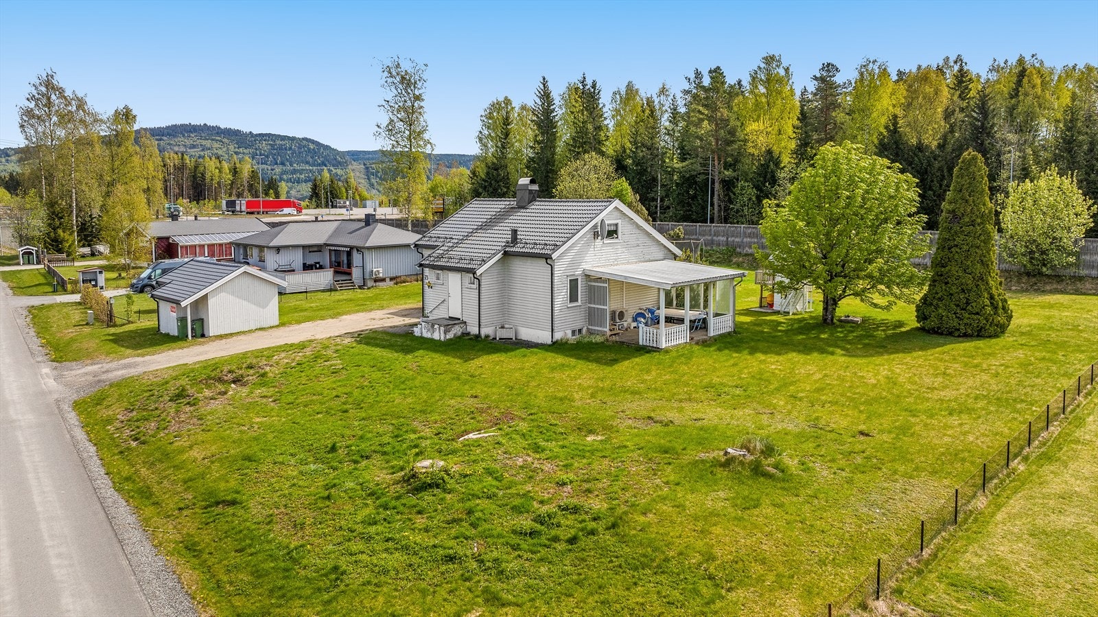 Det er kort vei til E6. Eiendommen ligger ca. 23 minutter med bil fra Gardermoen flyplass og ca. 50 minutter med bil fra Oslo S. Galleribilde