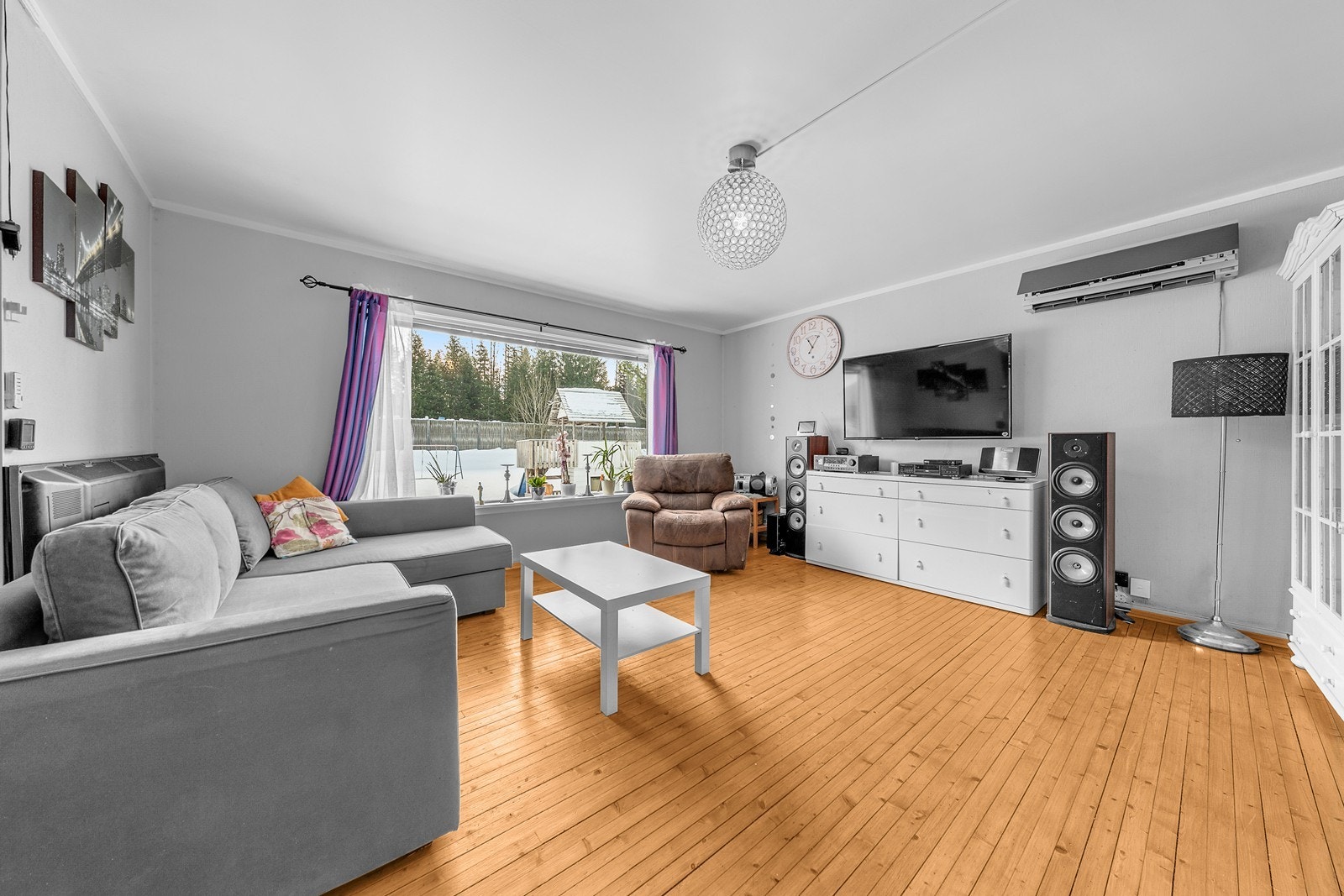 Lys stue med god vindusflate og pene tregulv. Galleribilde