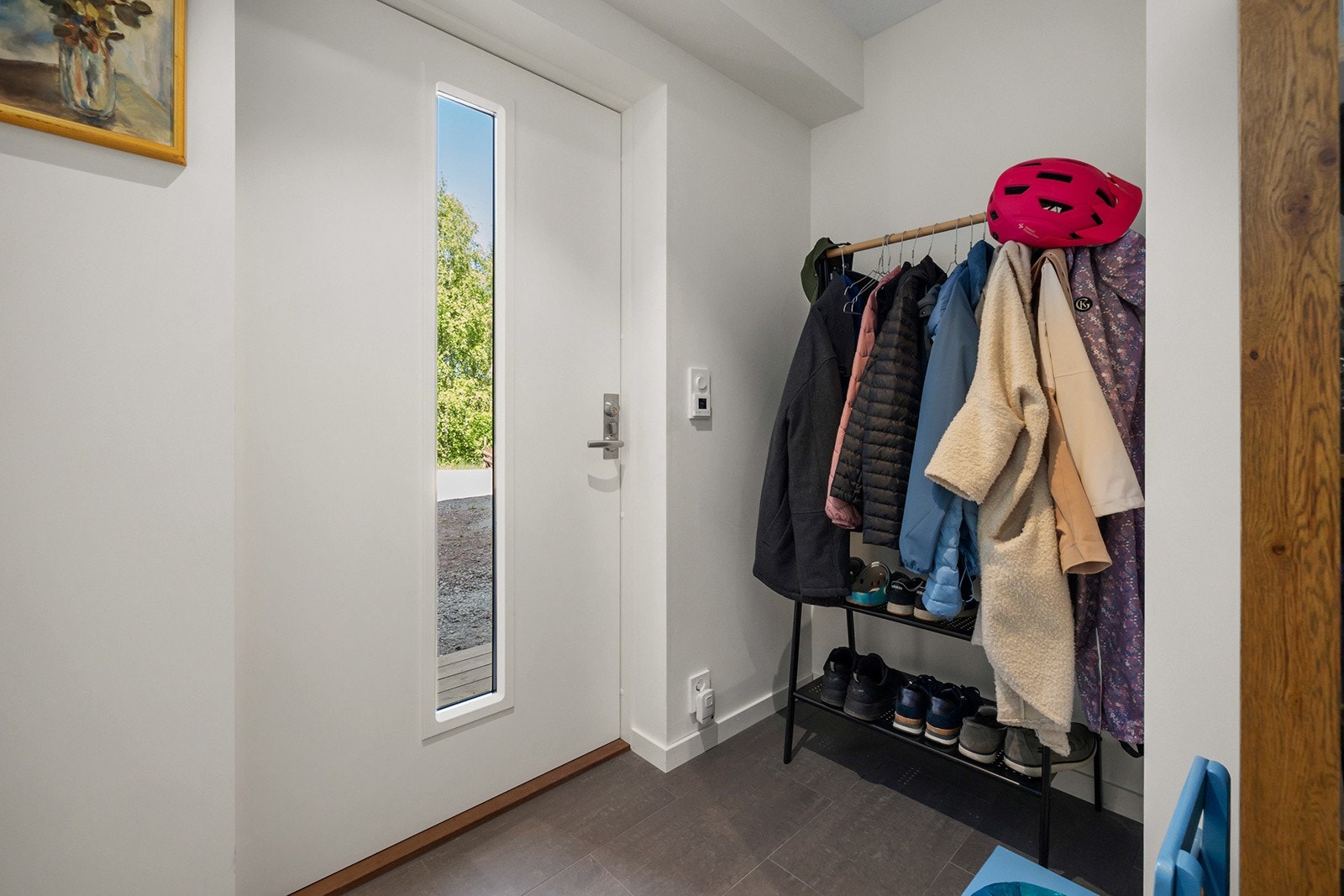 Entrè med plass til ytterklær for store og små Galleribilde