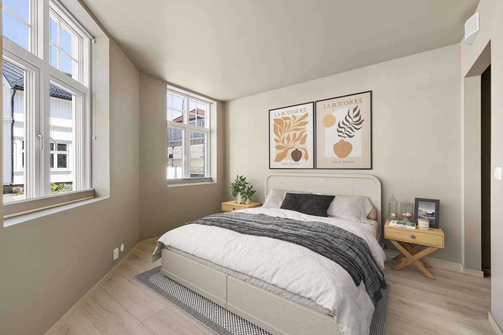 Krysspostvinduene som strekker seg helt opp mot himlingen fyller soverommet med naturlig lys fra to vinkler. Galleribilde