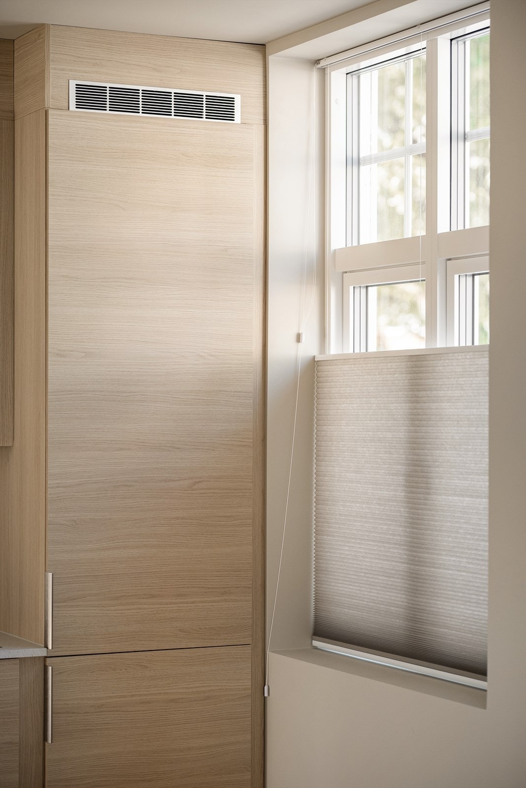 Fargetilpassede hev/senk plisségardiner besørger innsynsskjerming og ivaretar samtidig de gode lysforholdene - også i soverommet. Galleribilde