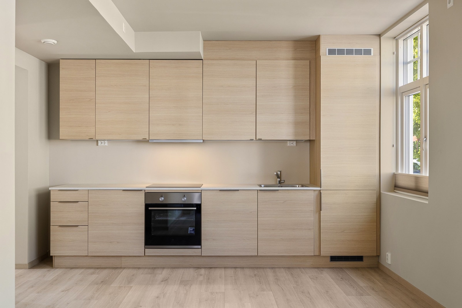 Kjøkkenet er en stilfull løsning fra danske Aubo med moderne skandinavisk designpreg. Galleribilde