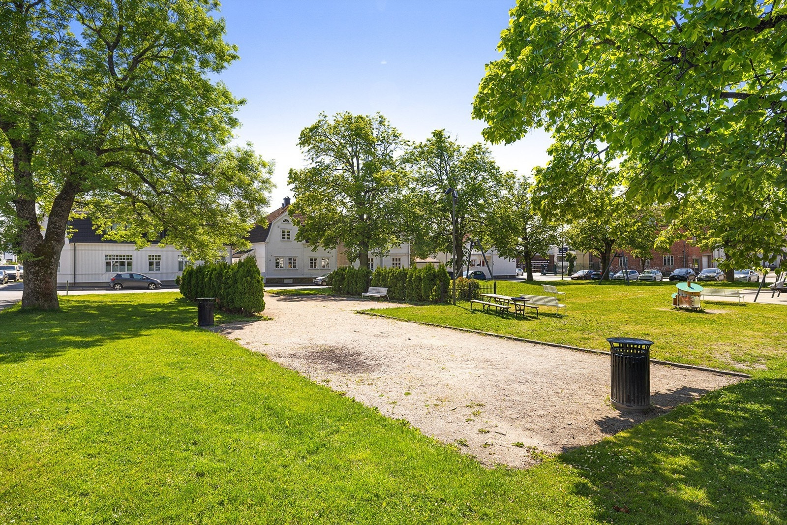I den grønne lungen rett over gaten er det sittebenker og bocciabane. Lite antyder hvor sentralt du faktisk bor i Trosvik Torv 8B. Galleribilde