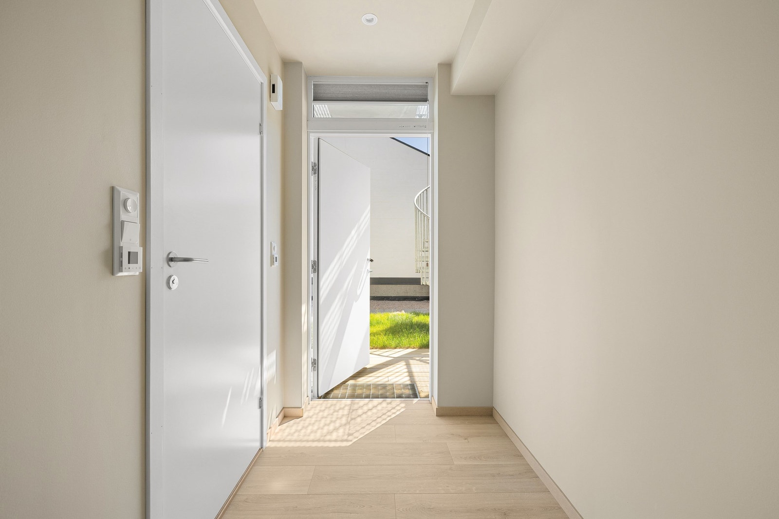 I entreen er det avsatt plass til garderobe på opptil 2 meter. Vindusfelt over inngangsdøren fyller entreen med naturlig lys. Galleribilde