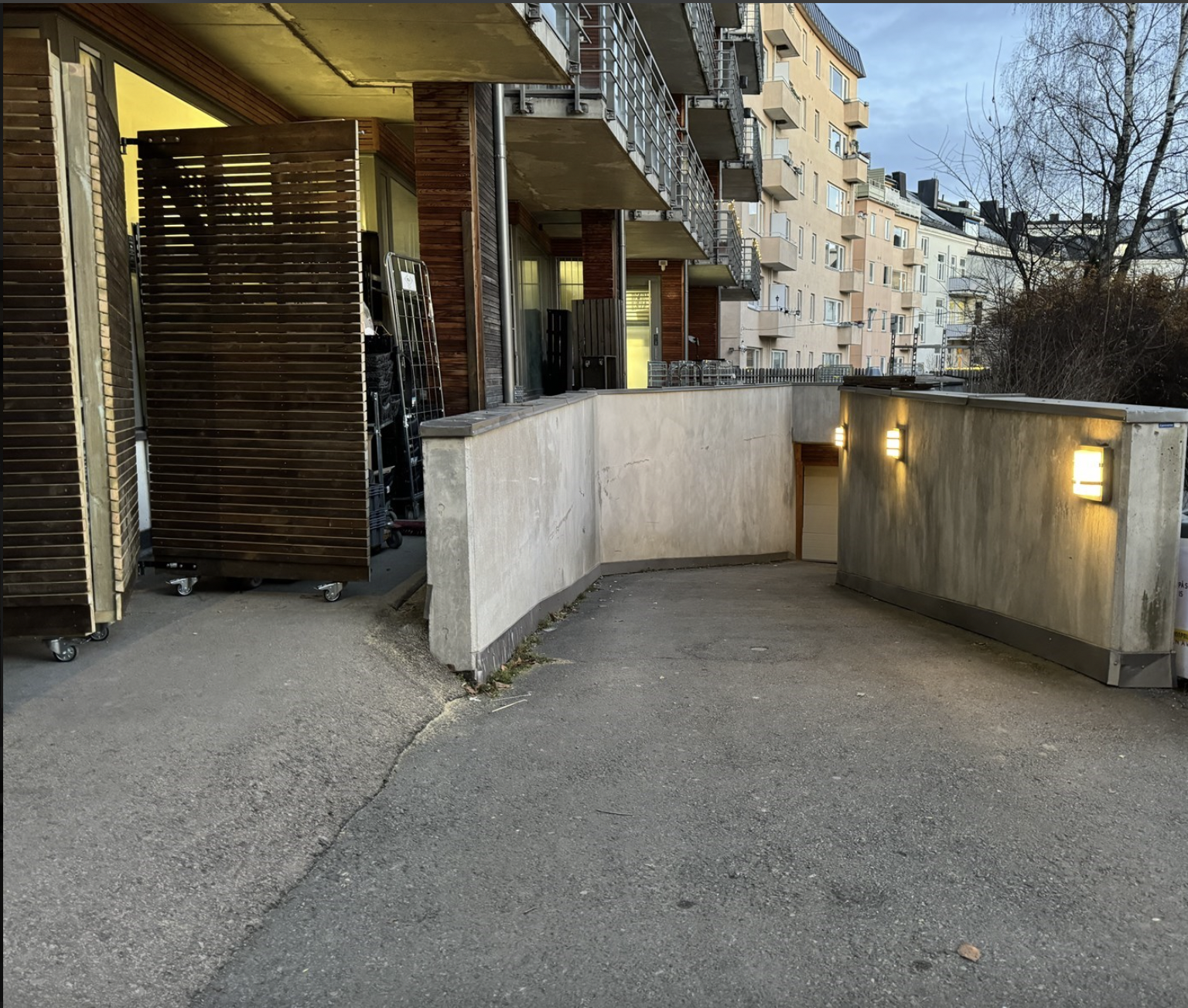 Parkeringsplassen har god intern beliggenhet rett ved inn-/utkjøring. Galleribilde