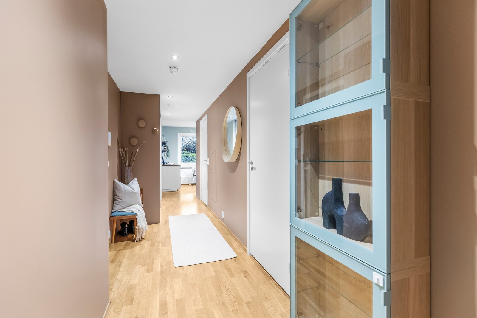 Flott entrè, med innebygd skyvedørsgarderobe som gir rikelig med lagringsplass Galleribilde