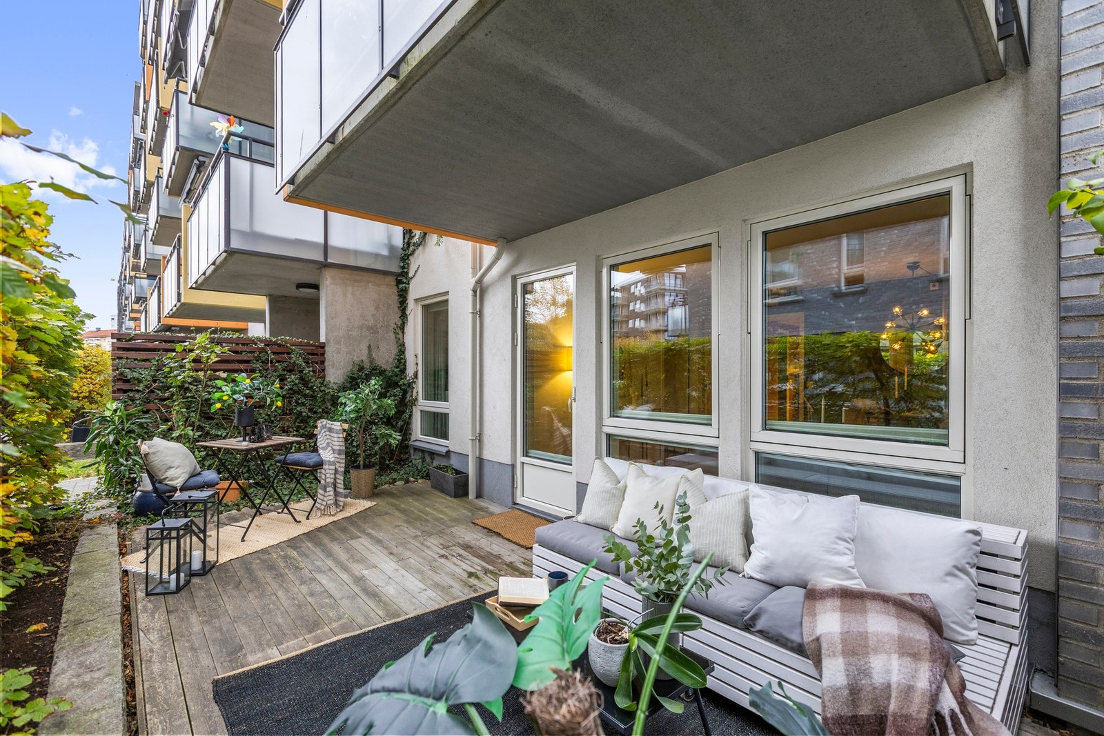 Stor og lys markterrasse med god plass til utemøbler og grill Galleribilde