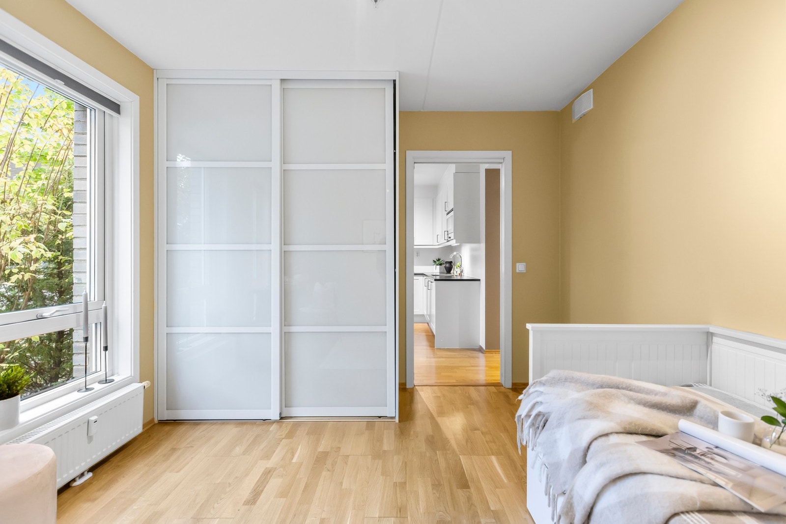 Store skyvedørsskap sørger for effektiv plassbruk Galleribilde