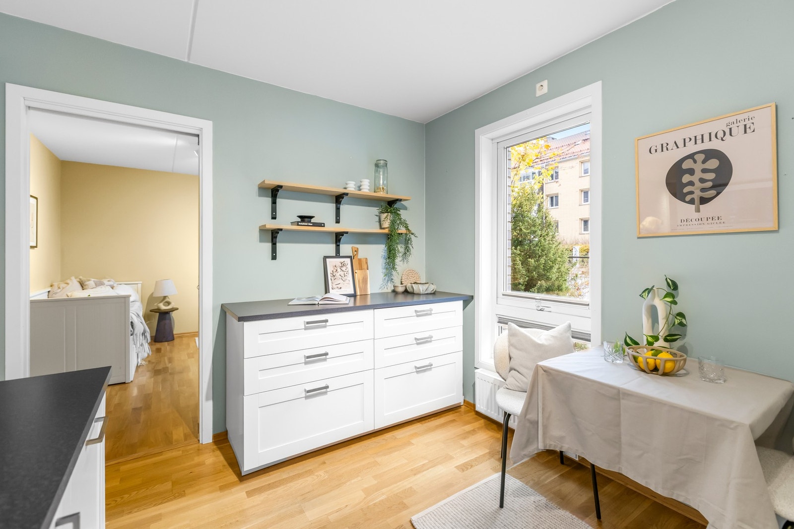 Familievennlig løsning med plass til både matlaging og samtaler. Galleribilde