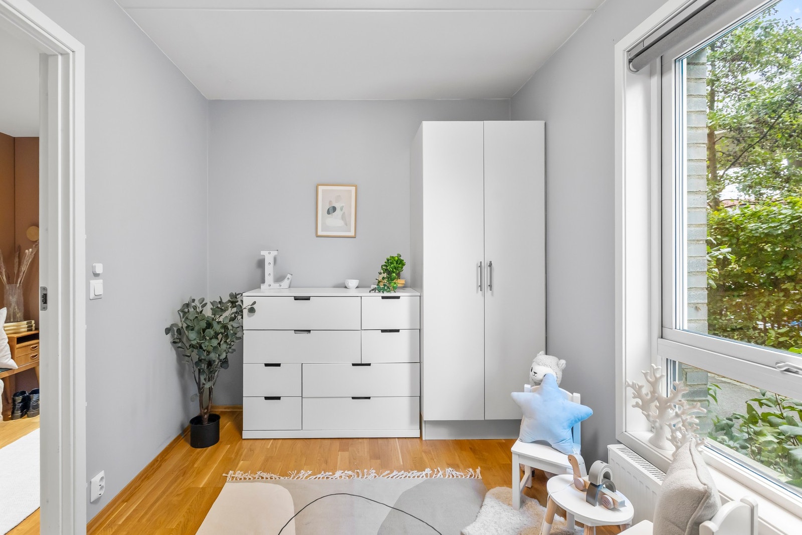 Et lyst og inspirerende rom med god plass til leker og oppbevaring Galleribilde
