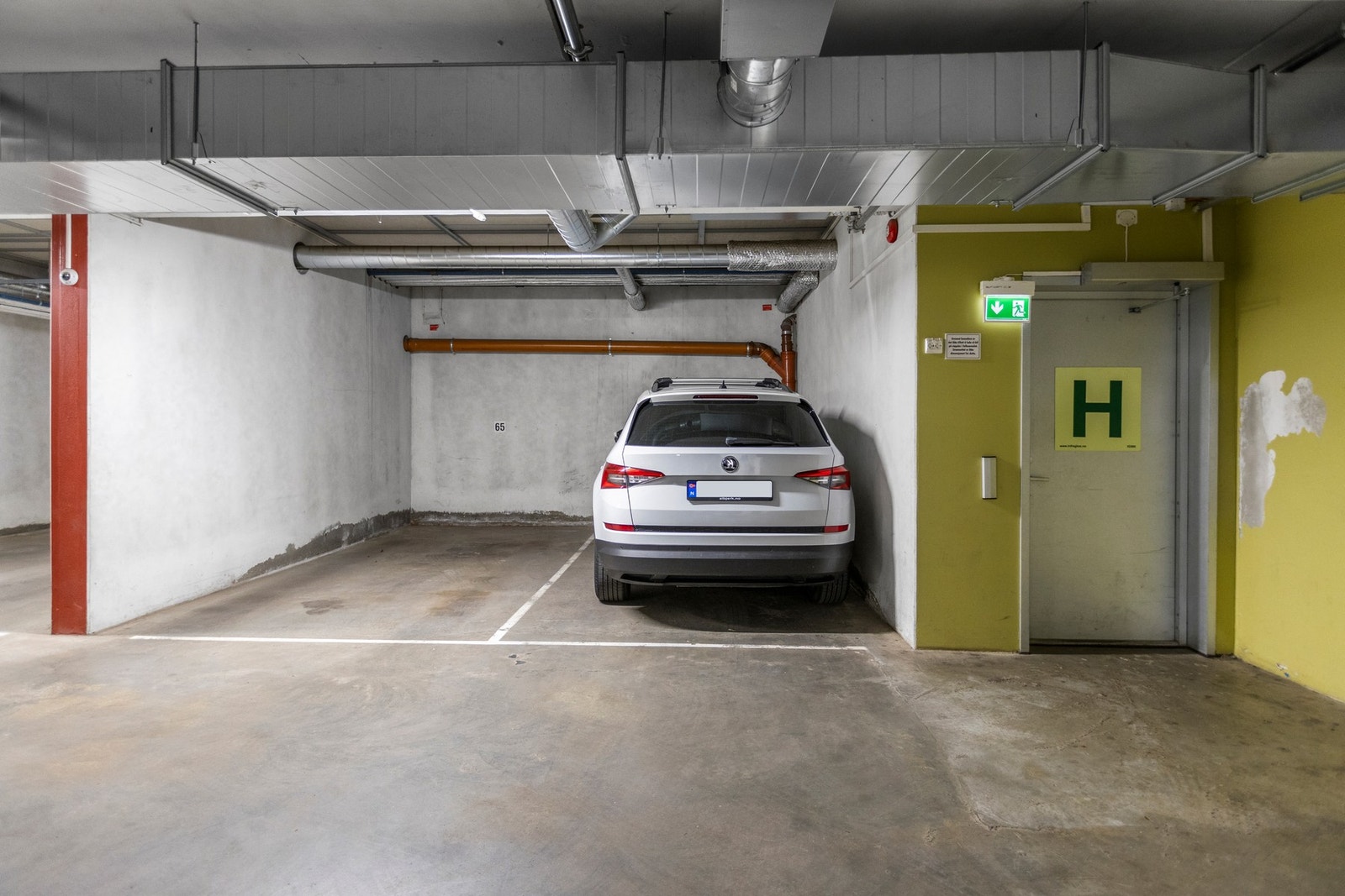 Parkeringsplass i lukket garasjeanlegg. rett ved siden av heis og inngang Galleribilde