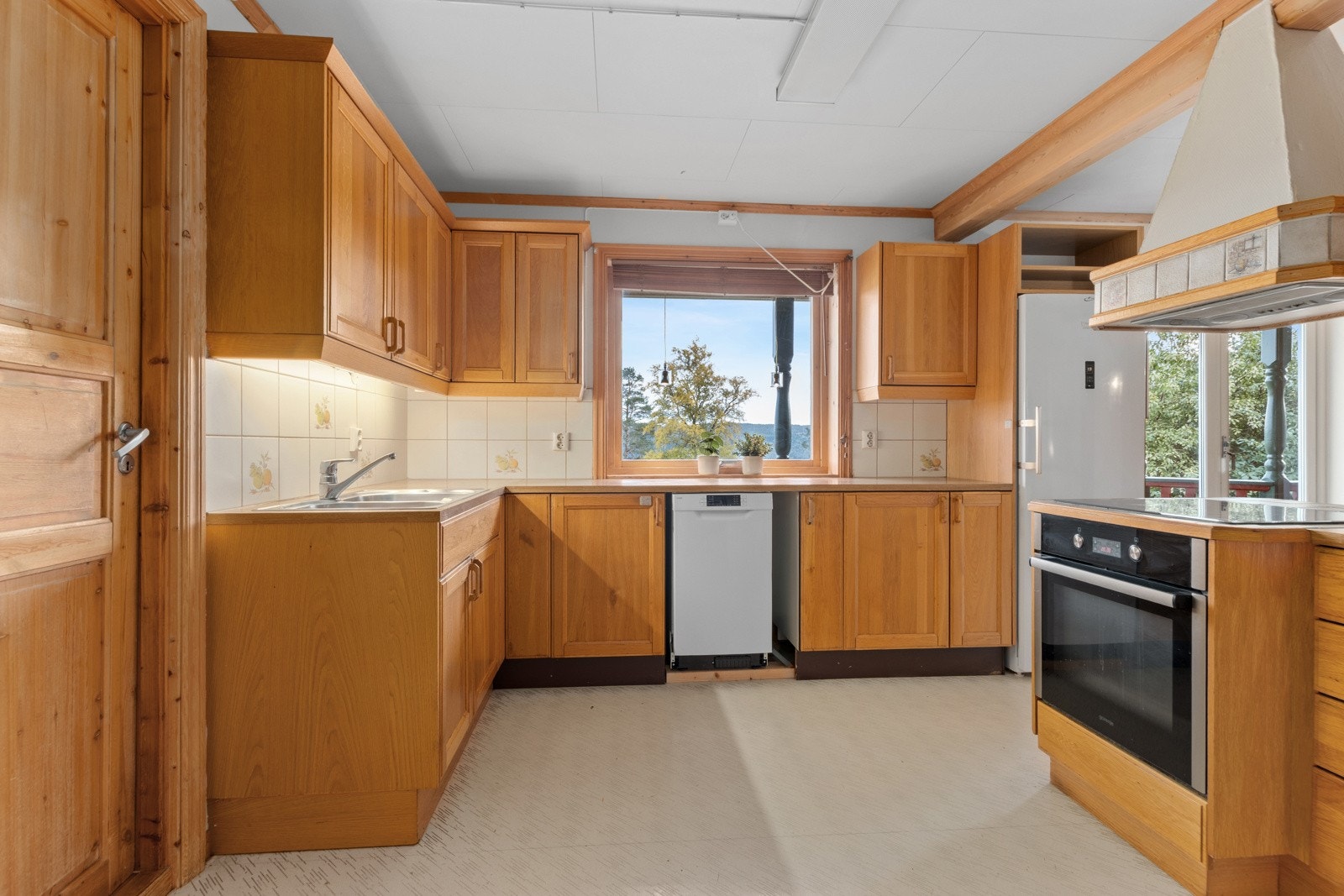 Kjøkken med opplegg for hvitevarer. Galleribilde