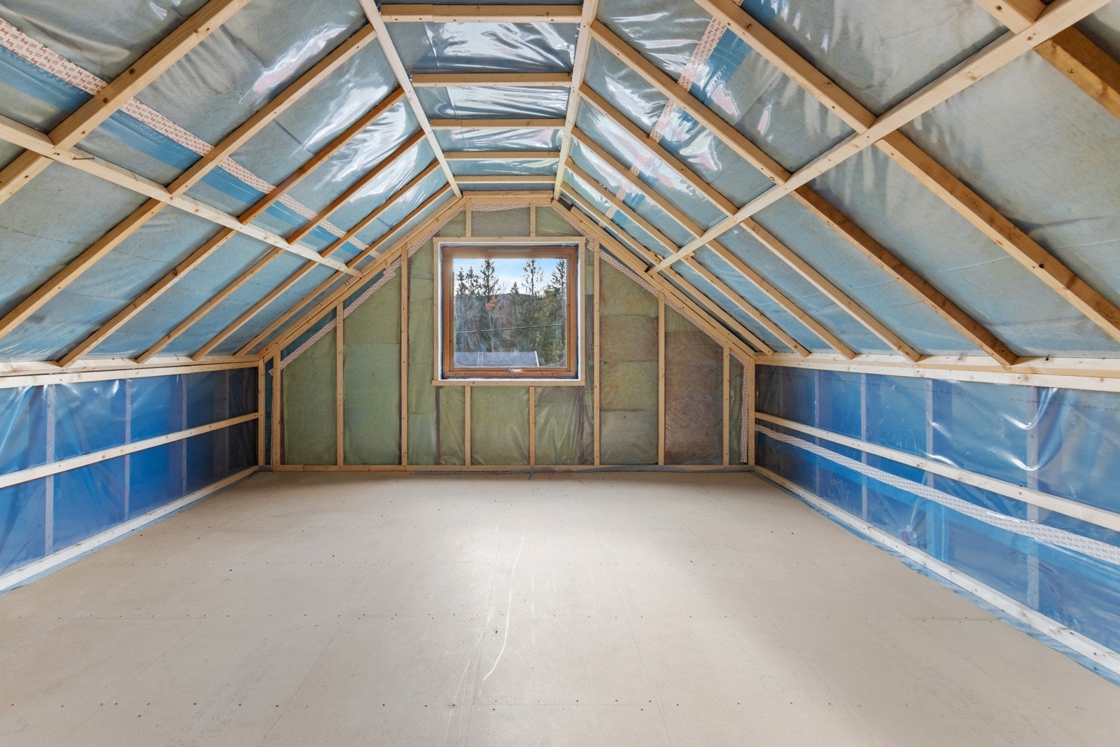 Uinnredet rom på loft. Galleribilde