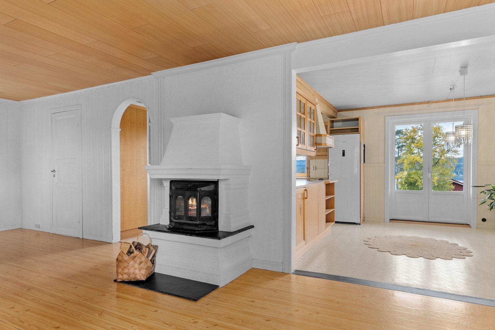 Stue i forbindelse med spisestue og kjøkken. Galleribilde