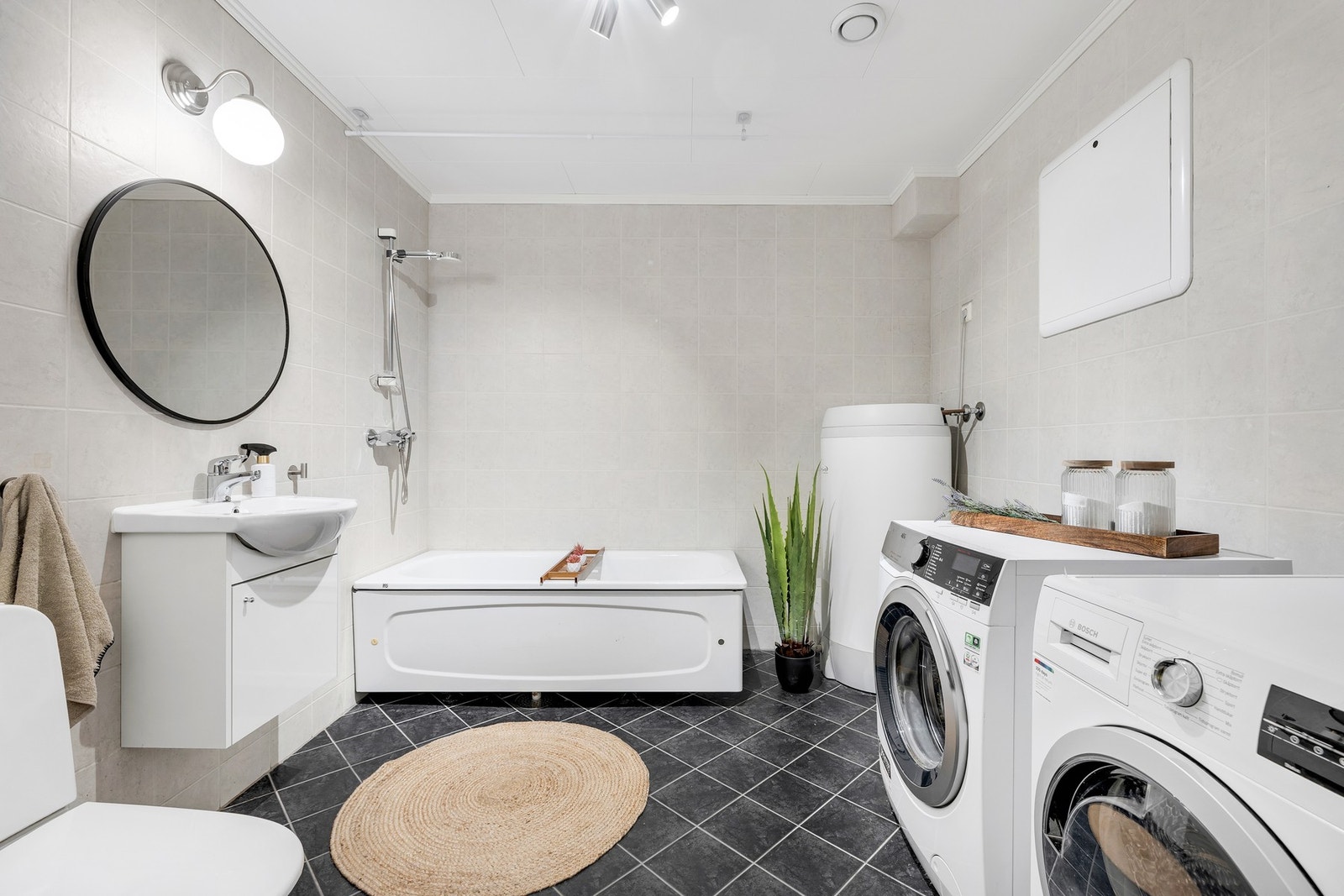 Pent bad i kjeller på 6,9 kvm med opplegg for vaskemaskin. Galleribilde