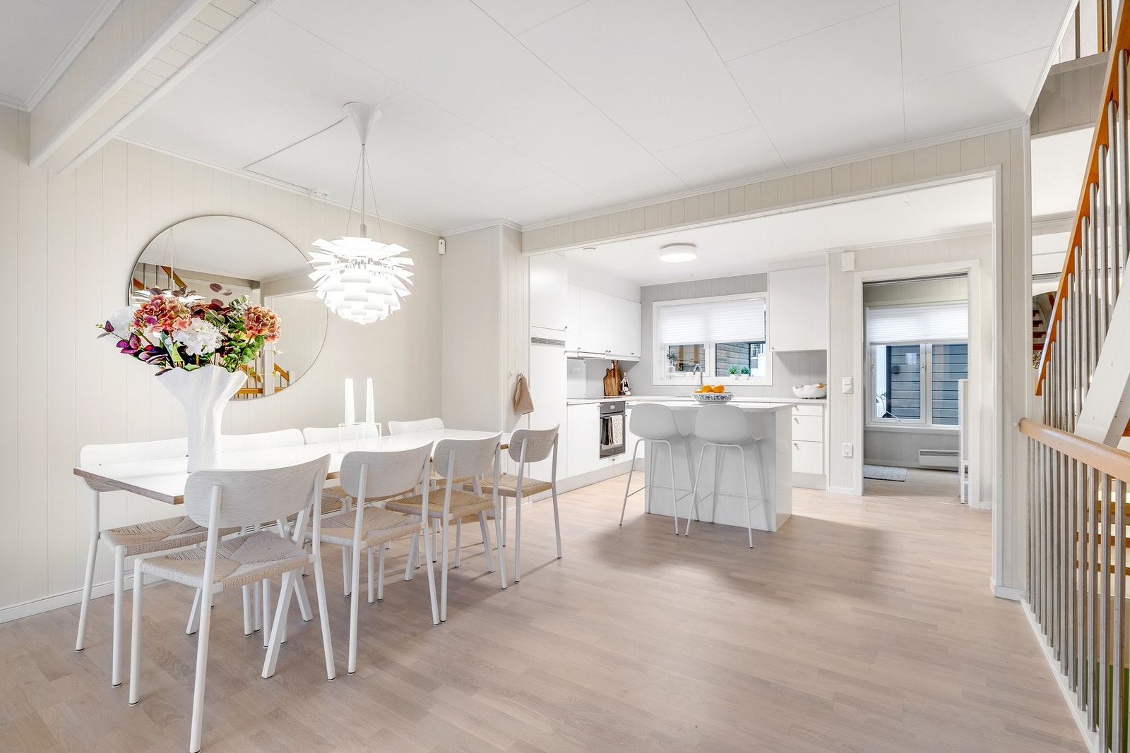 Gode muligheter for større spisebord ved større sosiale sammenkomster. Galleribilde