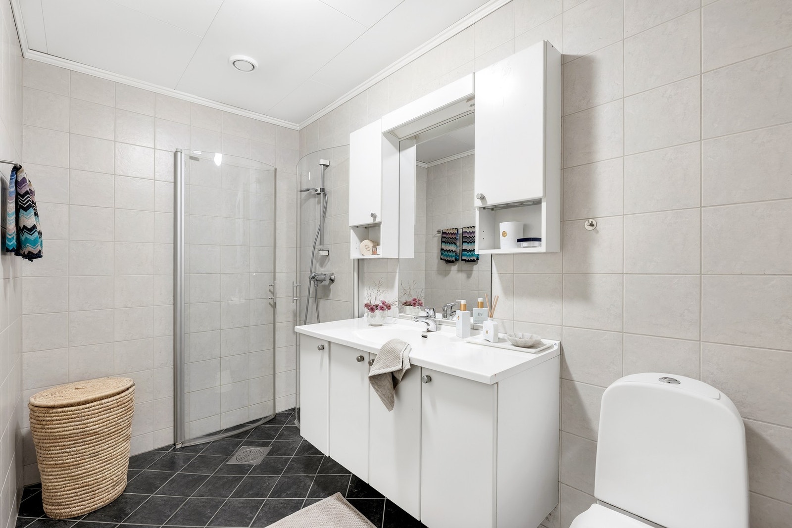 Badet er flislagt og har elektrisk gulvvarme. Galleribilde