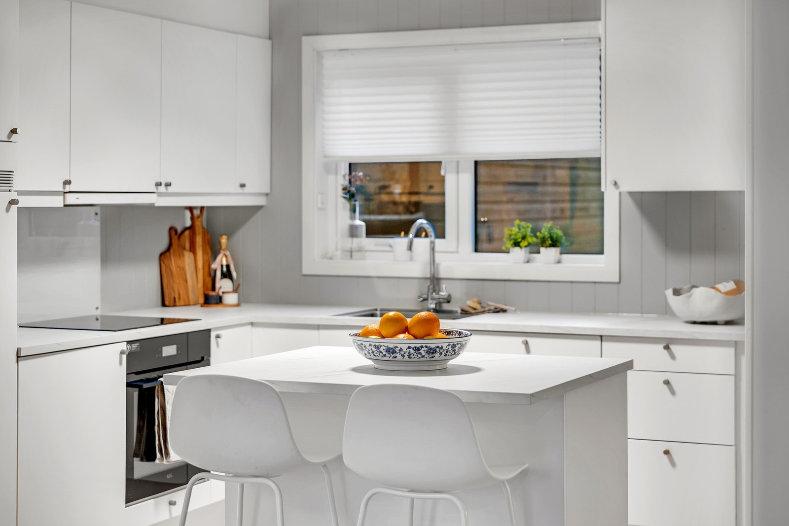 På kjøkkenet er det montert nye fronter, benkeplater og installert kjøkkenøy i 2023. Galleribilde