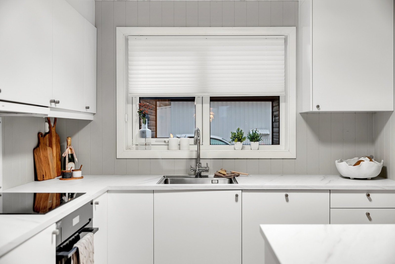 Kjøkkenet er innredet med plane fronter og benkeplate av laminat. Galleribilde