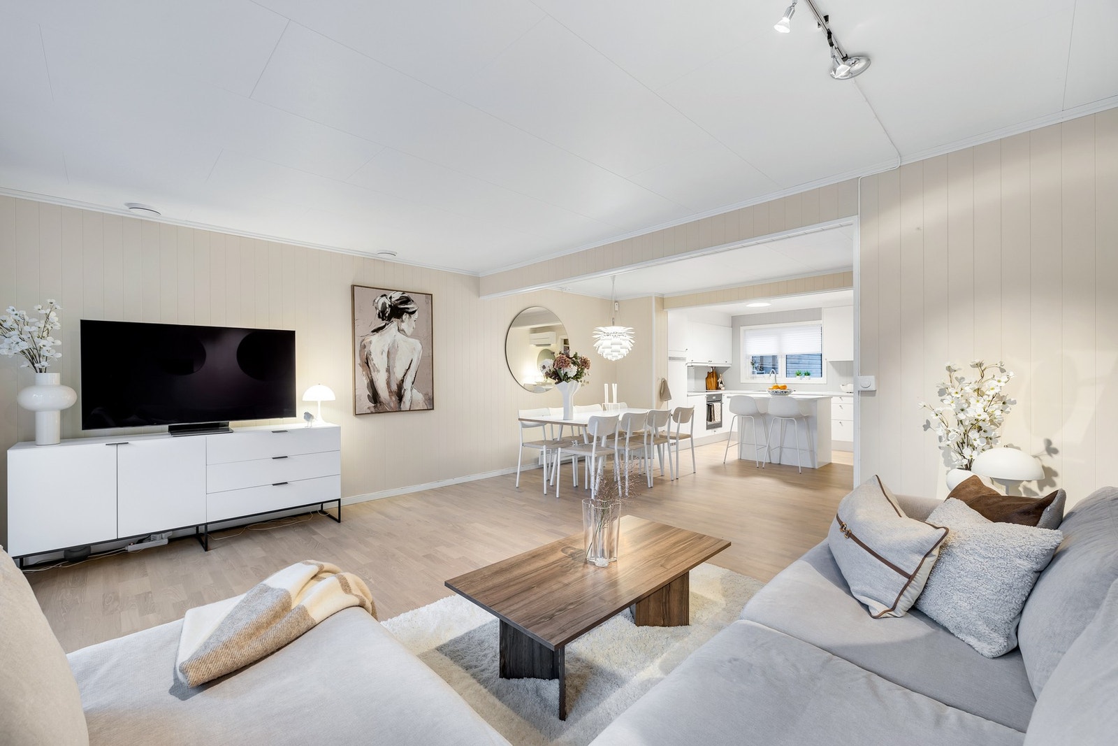 Stuen har parkett på gulv, malte panelplater på vegger og malte planer i himling. Galleribilde