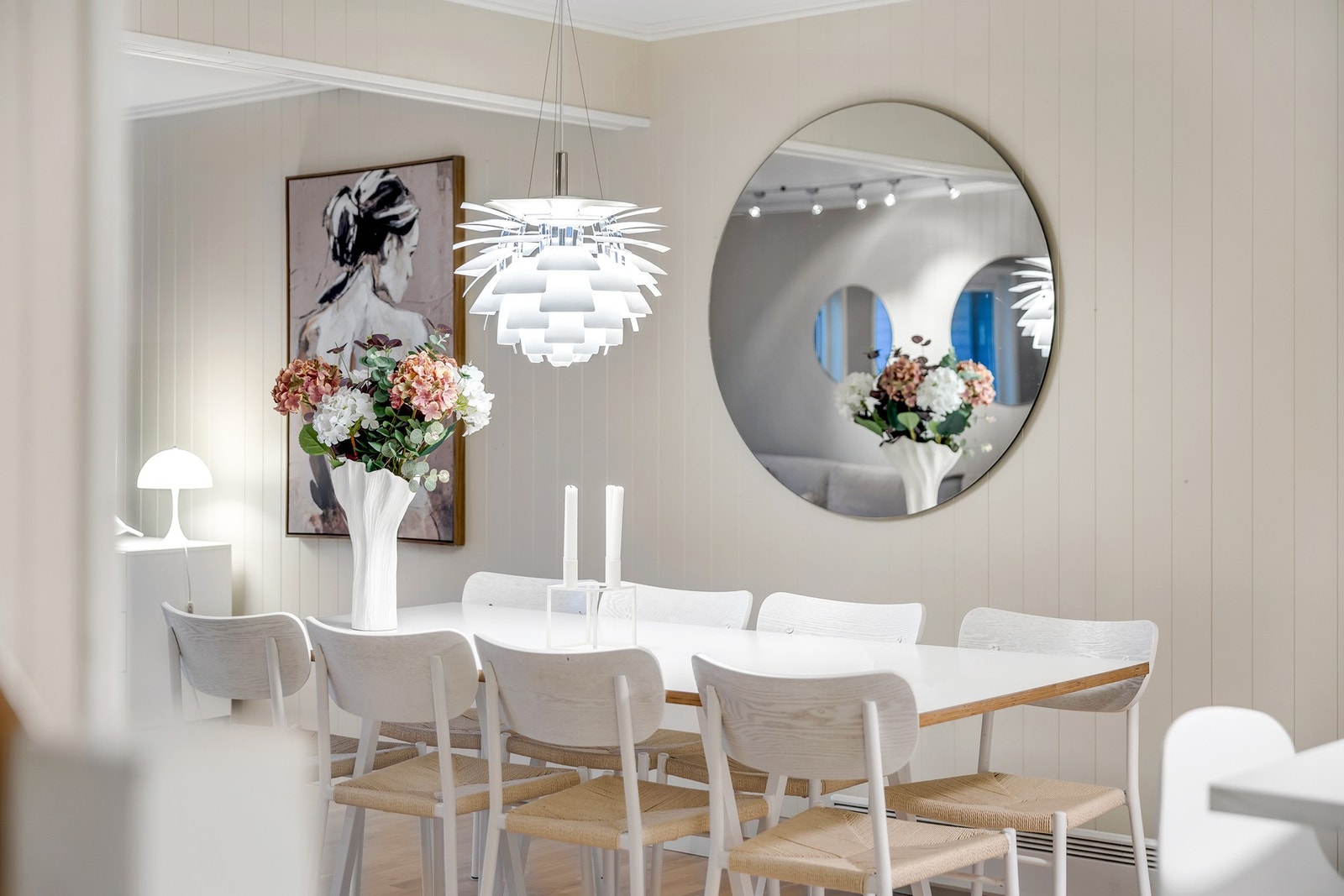 Gode muligheter for større spisebord ved større sosiale sammenkomster. Galleribilde