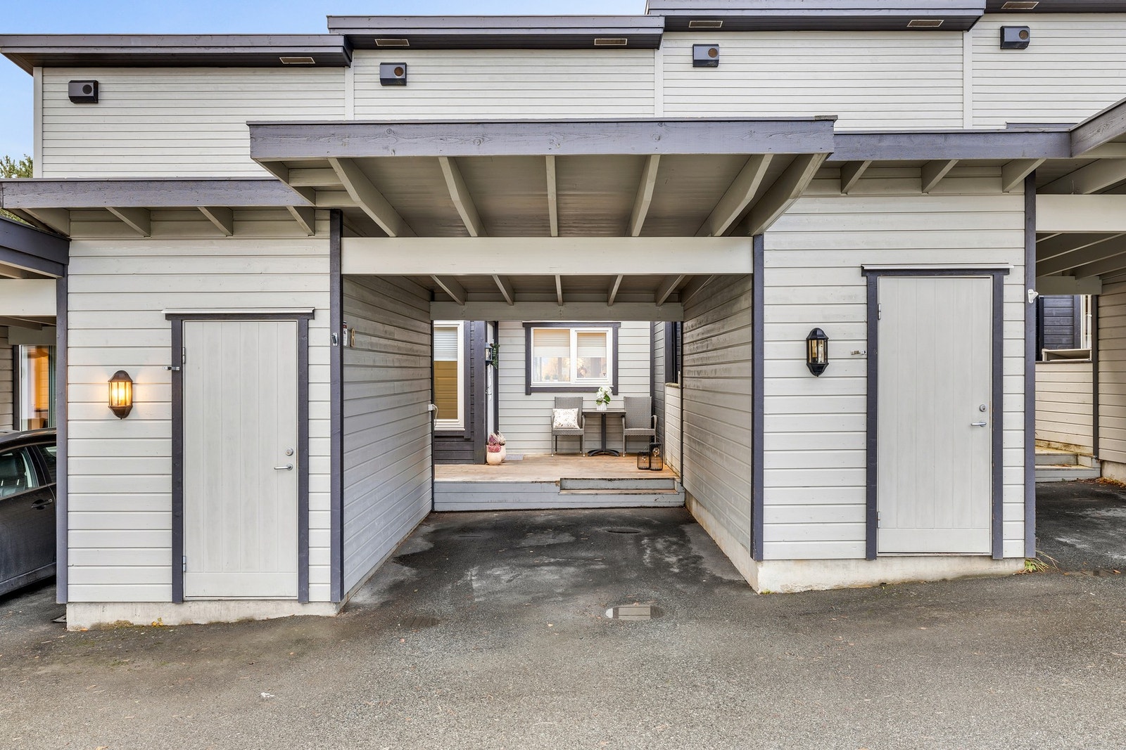 Parkering i egen carport på 12 kvm. her er det også en sportsbod på 6,9 kvm. Galleribilde