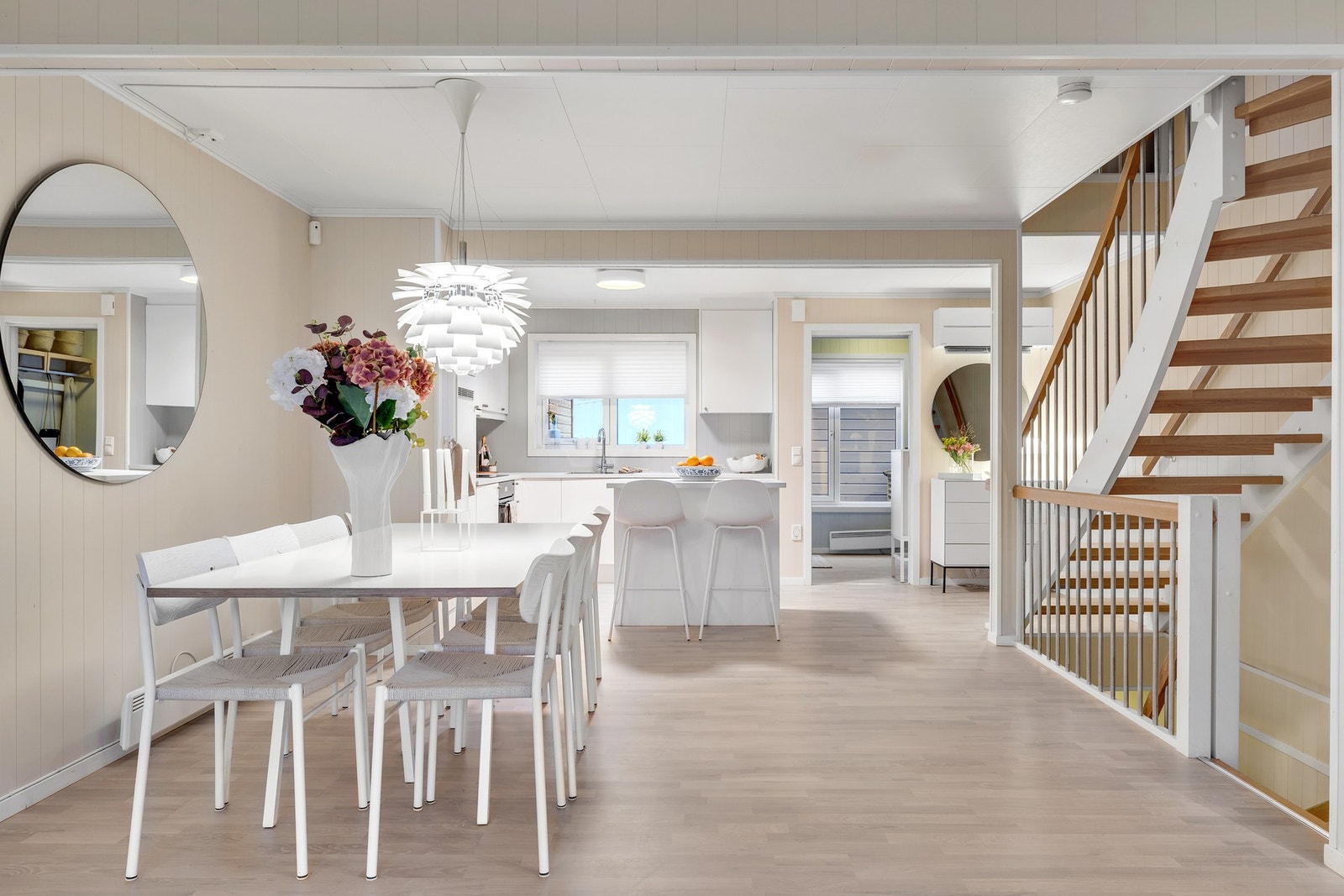 Mellom stuen og kjøkkenet er det god plass til spisestue. Galleribilde