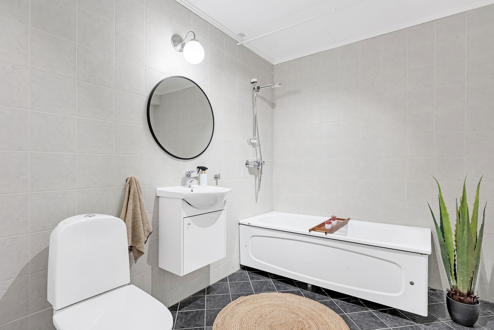 Badet er flislagt og har elektrisk gulvvarme. Galleribilde