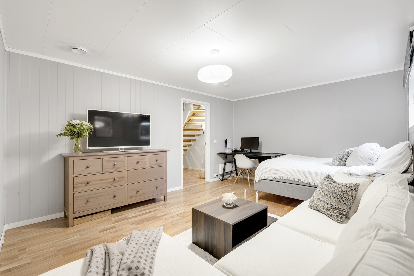 Her er det god plass til både sofakrok, seng og skrivebord. Galleribilde