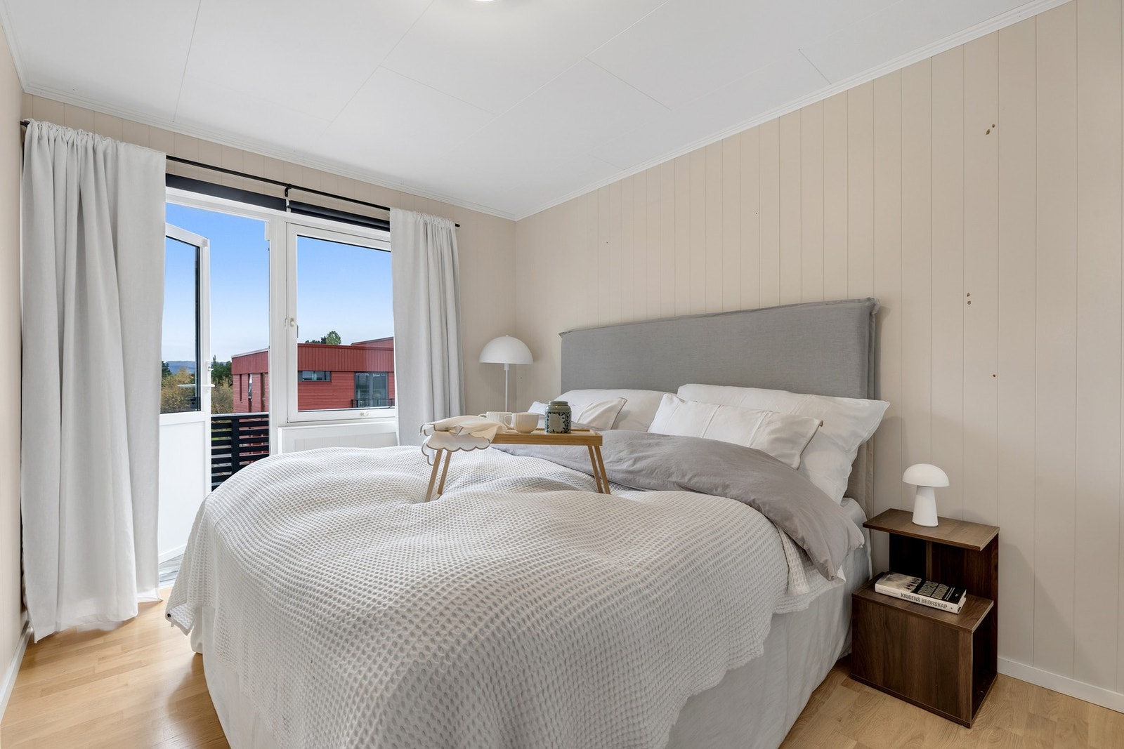 2. etasje har 3 soverom der denne er på 10,4 kvm. Her er det også direkte utgang til egen balkong. Galleribilde