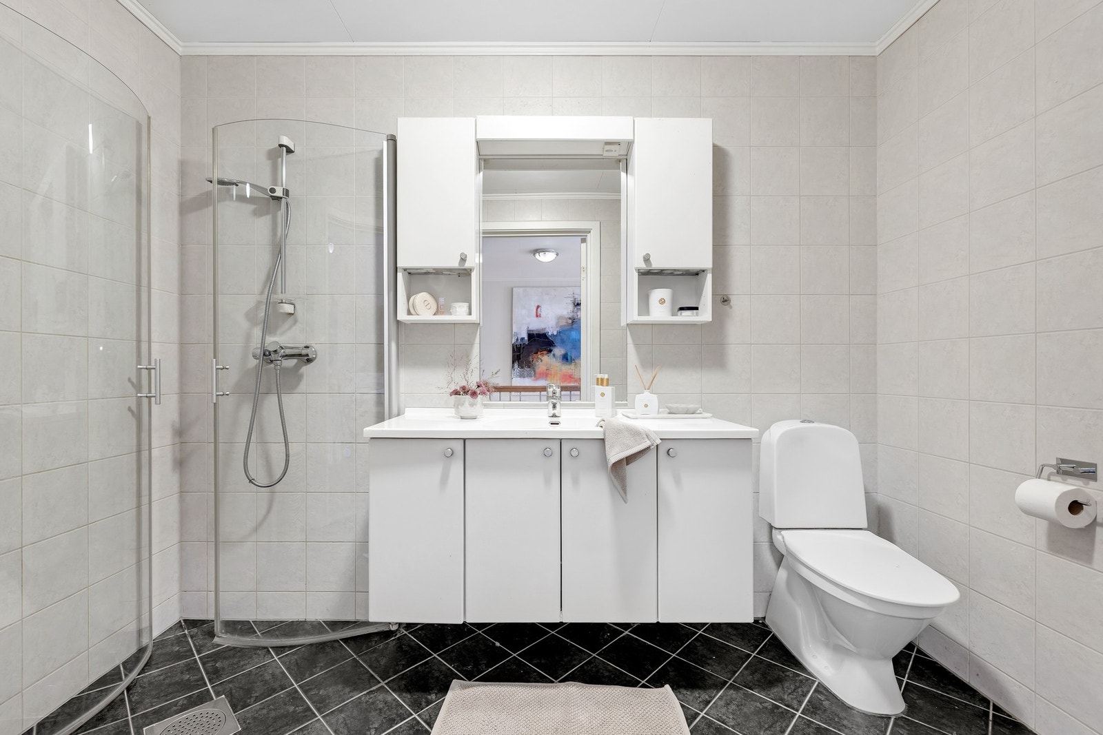 Pent bad i 2.etasje på 4,6 kvm. Galleribilde