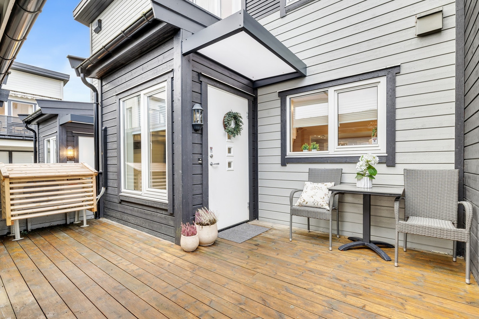 Pent inngangsparti med terrasse på 12,2 kvm. Galleribilde