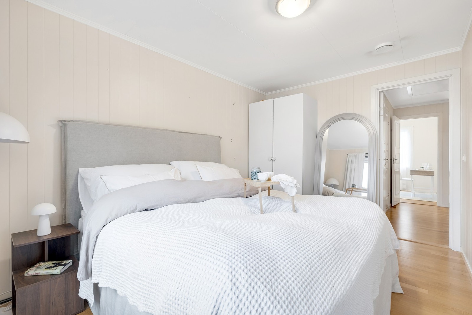 På soverommet er det god plass til dobbeltseng og oppbevaring i garderobeskap. Galleribilde