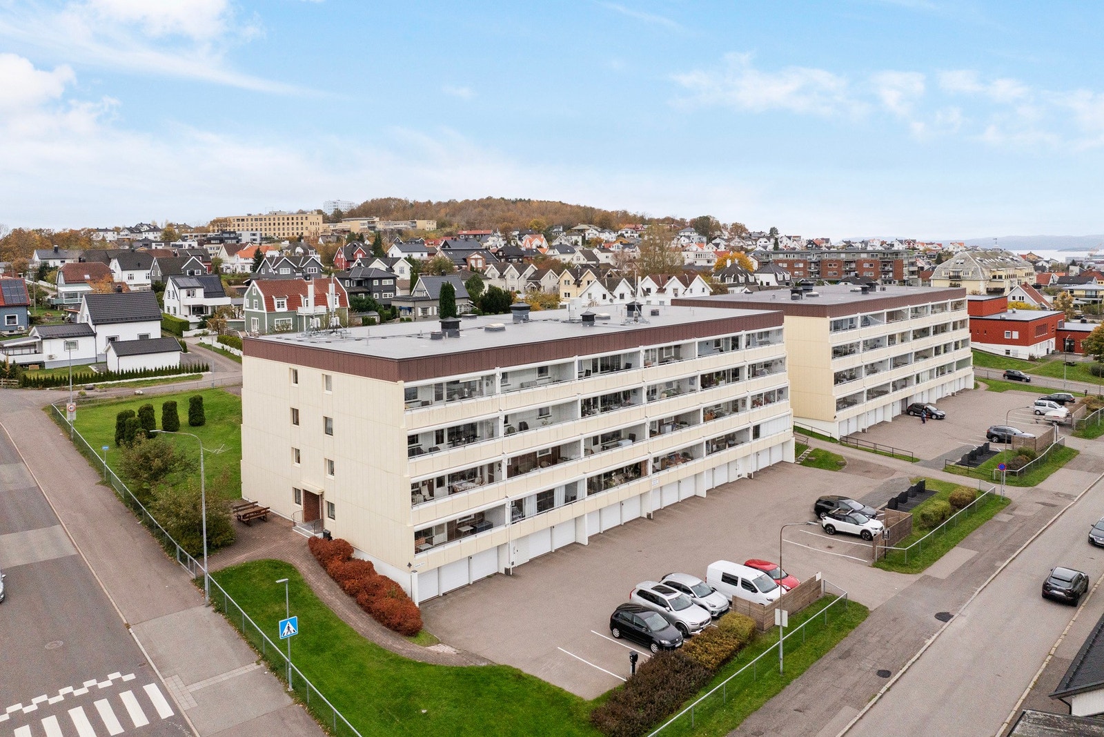 Nærområdet byr også på viktige institusjoner og tilbud. Sentrum skole ligger like i nærheten, og Sentrumskirken er et kjent landemerke bare noen få hundre meter unna. Beliggenheten passer derfor godt både for unge voksne og eldre som ønsker å bo lettvint Galleribilde