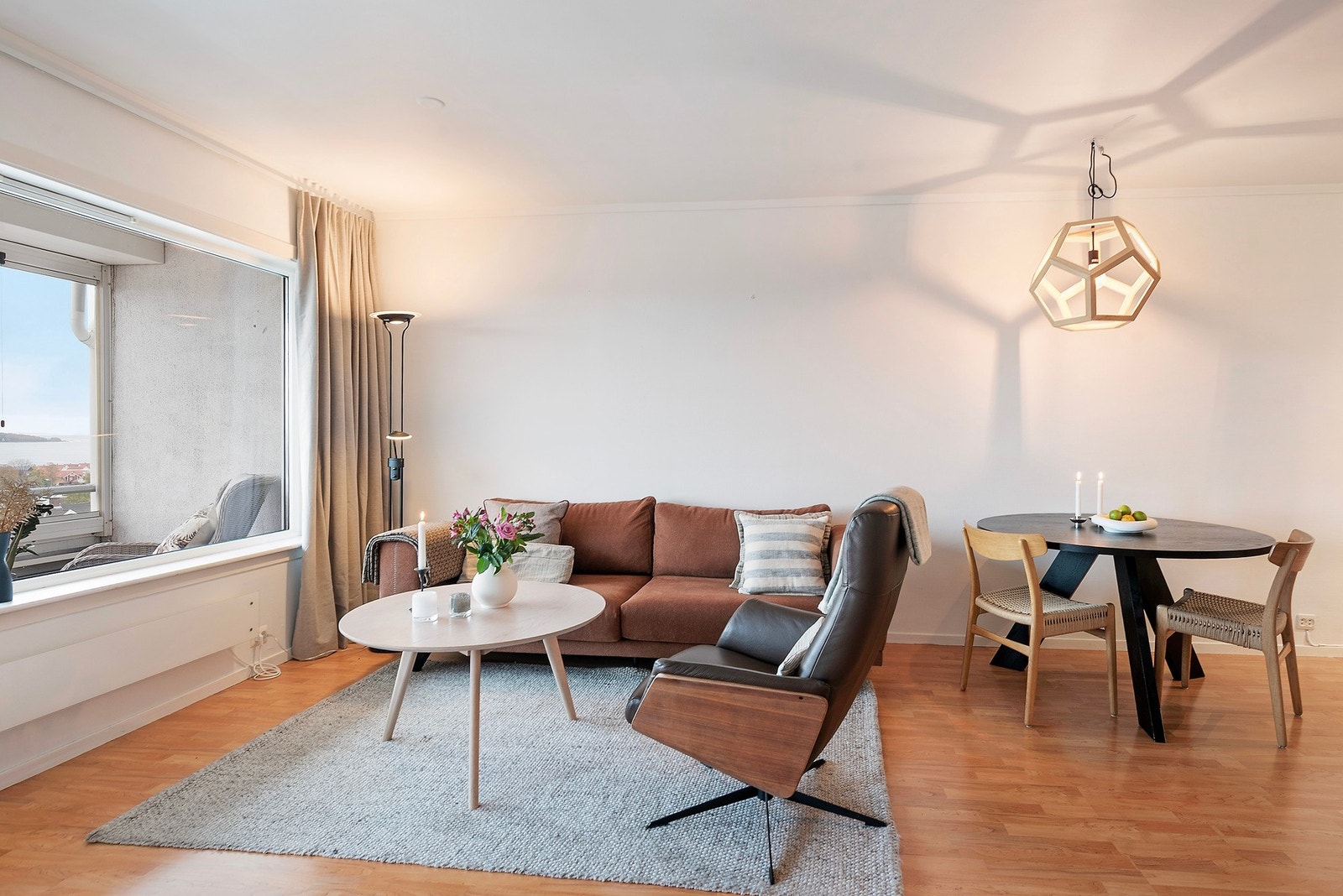 Stuen er lys og romslig, med store vindusflater som slipper inn rikelig med dagslys Galleribilde