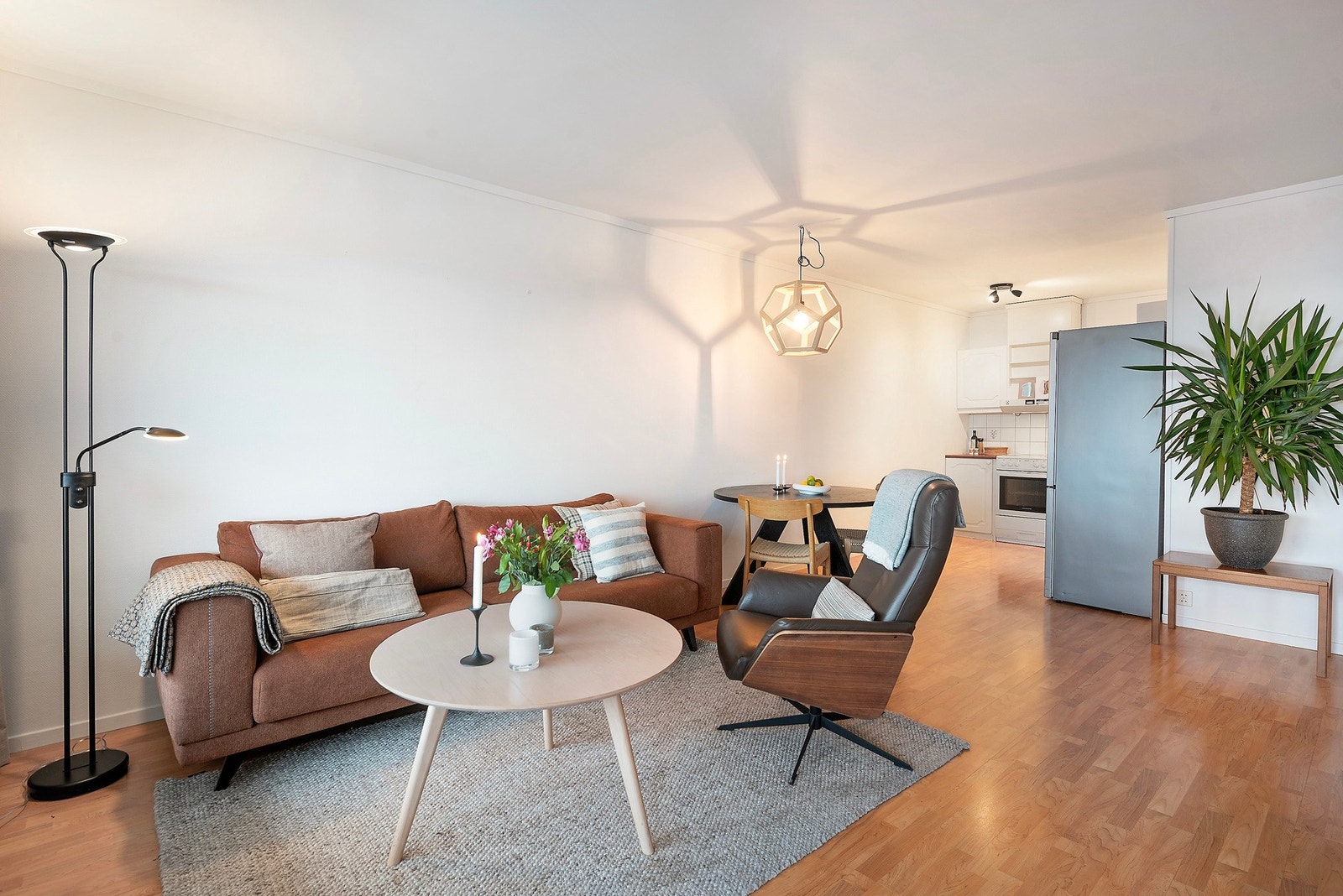 Gulvet er belagt med laminat, veggene har malt strie i lyse fargetoner, og himlingen er malt betong Galleribilde