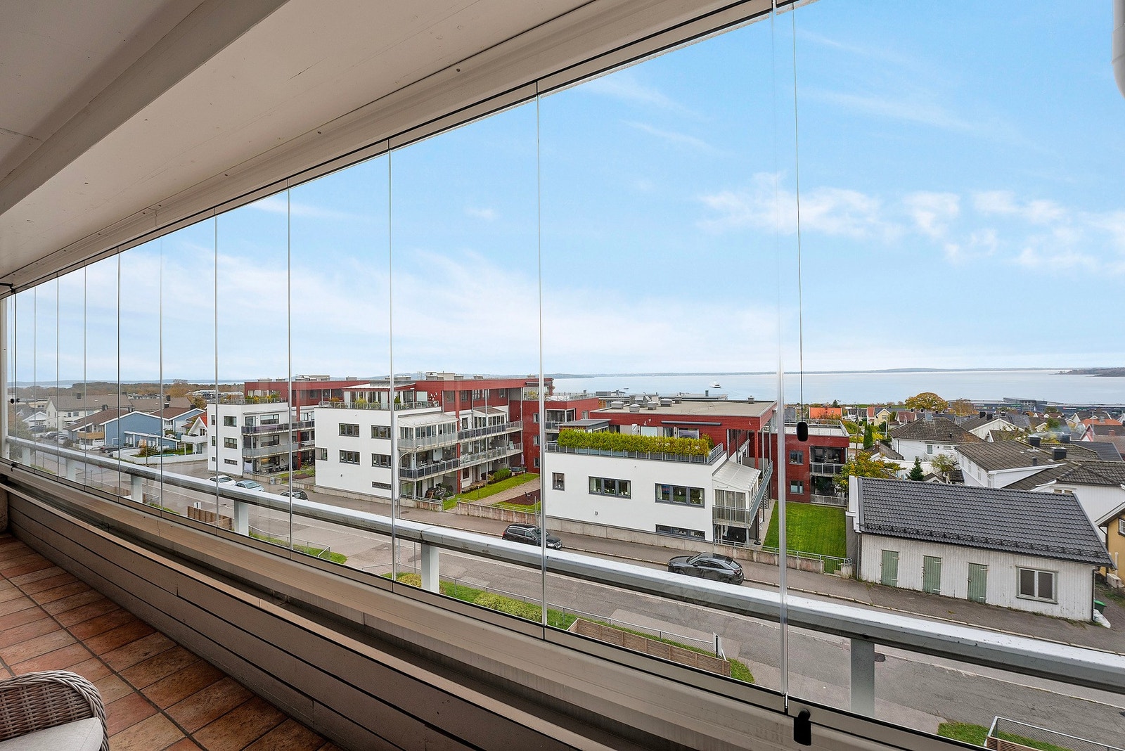 Leiligheten har en attraktiv og svært sentral beliggenhet i Horten. Her bor du i et rolig og etablert bomiljø, samtidig som du har byens fasiliteter bare noen få minutters gange unna Galleribilde