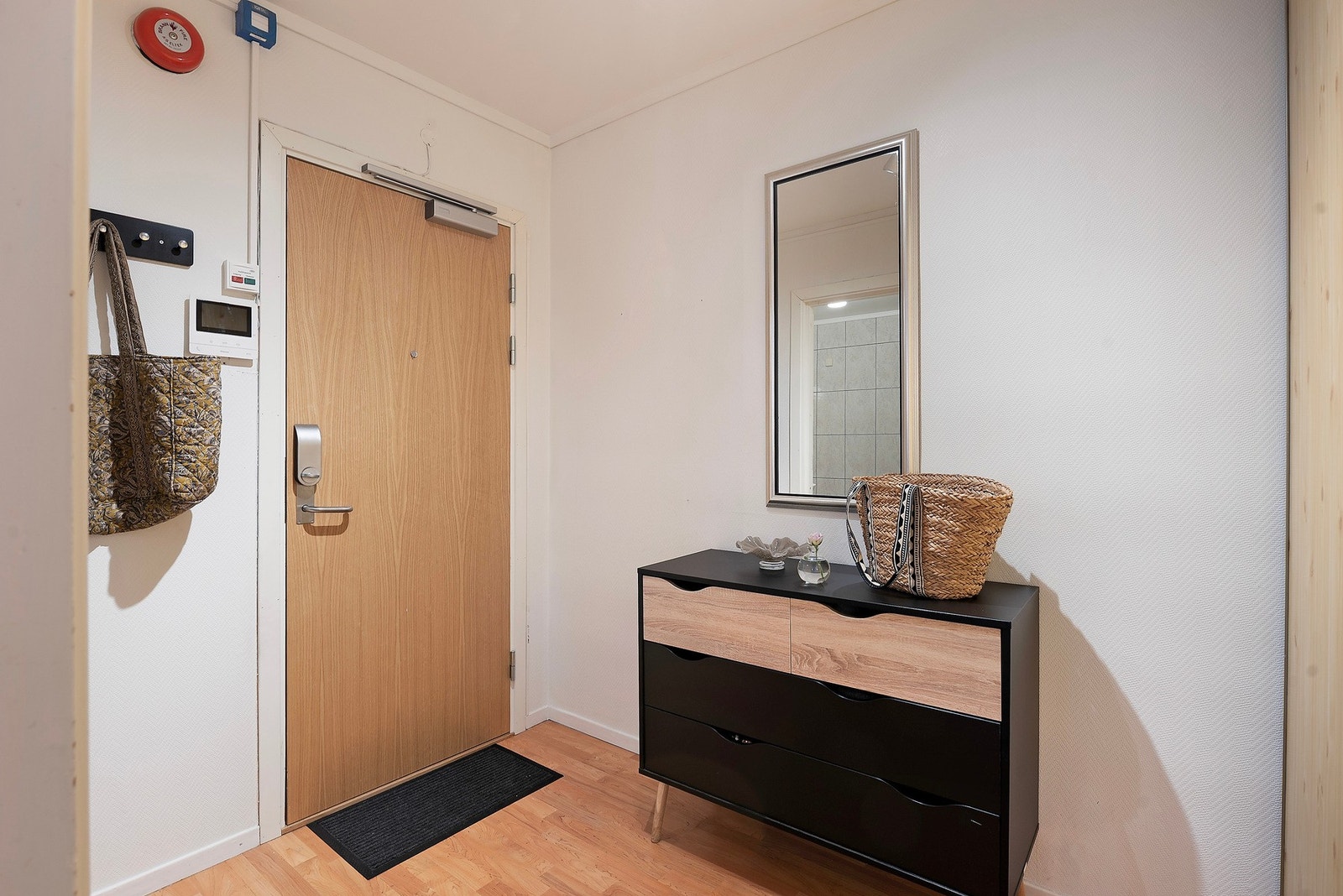 Entréen er lys og hyggelig med laminat på gulvet, lysmalte vegger og tak Galleribilde