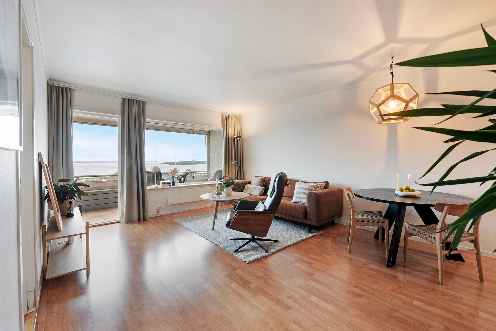 Herfra har du direkte utgang til den innglassede balkongen - et perfekt sted for morgenkaffen med utsikt mot sjøen Galleribilde