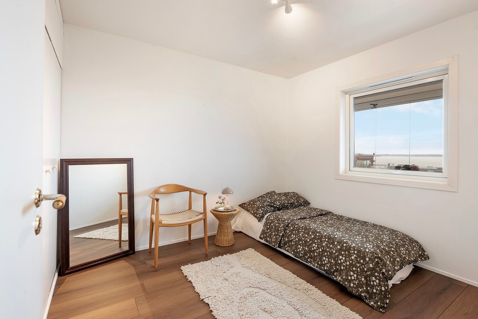 Soverommet har laminatgulv og lyse vegger med malt strie. Taket er i malt betong. Rommet er av god størrelse med plass til dobbeltseng og garderobe. De lyse flatene skaper en rolig og behagelig atmosfære Galleribilde